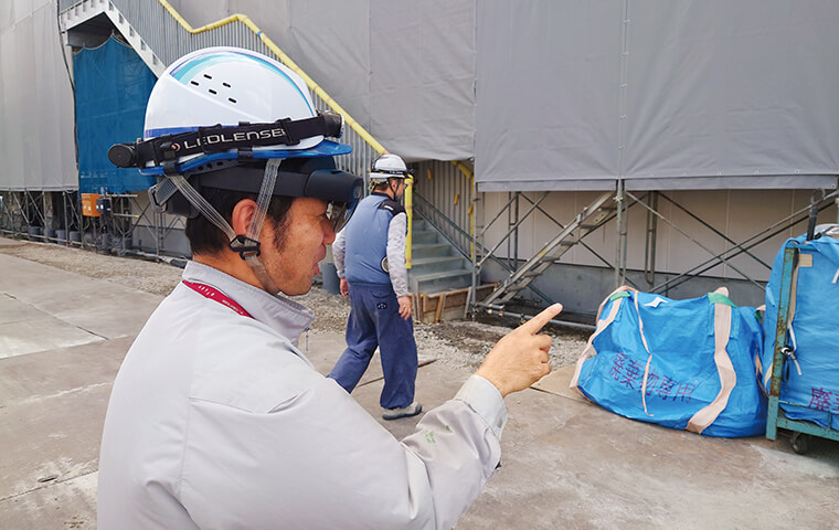 現場の施工管理業務における安全巡視の写真