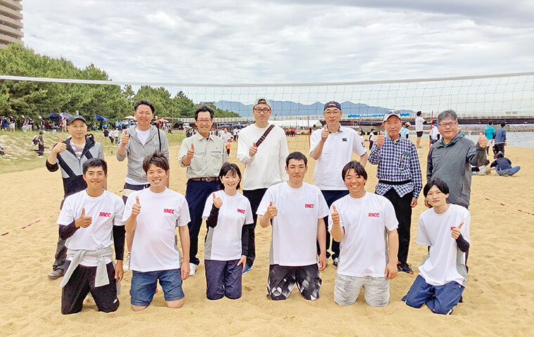 りんかい日産建設が実施した餅ヶ浜海岸里浜づくりビーチバレーボール大会の写真