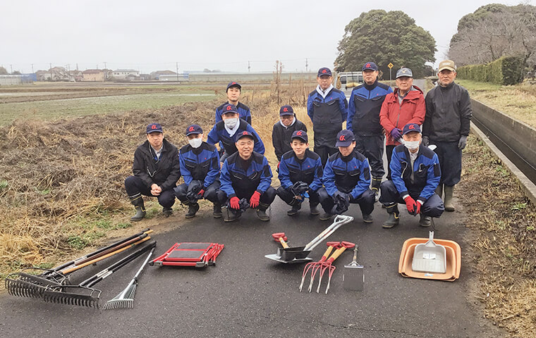 ＲＮ建設が活動している松潟支線用水路清掃活動の写真